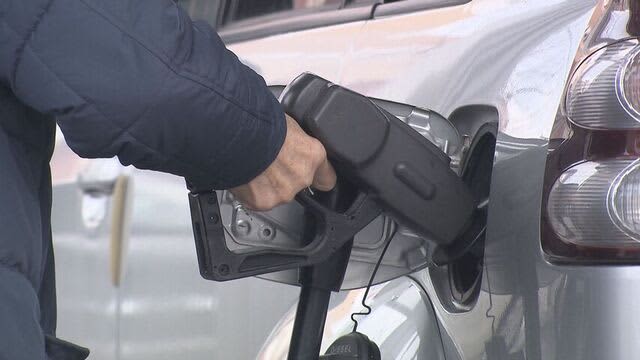 ガソリンスタンドで長蛇の列  値上げ前に駆けこみ「困ります」