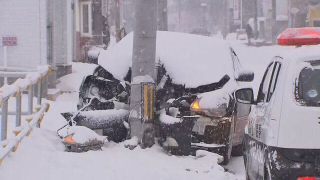 札幌・南区　乗用車が電柱に衝突　50代男性が病院に搬送されるも死亡を確認