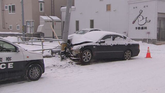 北海道で事故相次ぐ　札幌で乗用車が電柱に衝突し男性死亡　池田町では軽乗用車が路外に転落し男性が重体