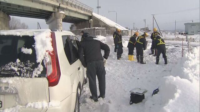 踏切を曲がり線路に…JR宗谷線の線路上で高齢の男性運転の乗用車が立ち往生　　普通・快速列車11本運休