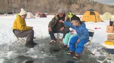 「きた、めっちゃ大きい大きい」…北海道白老町のウポポイ横のポロト湖でワカサギ釣り賑わう