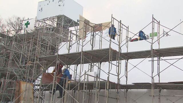 さっぽろ雪まつり　準備着々も季節外れの暖かさで制作中の大雪像の一部解ける　大通公園から中継