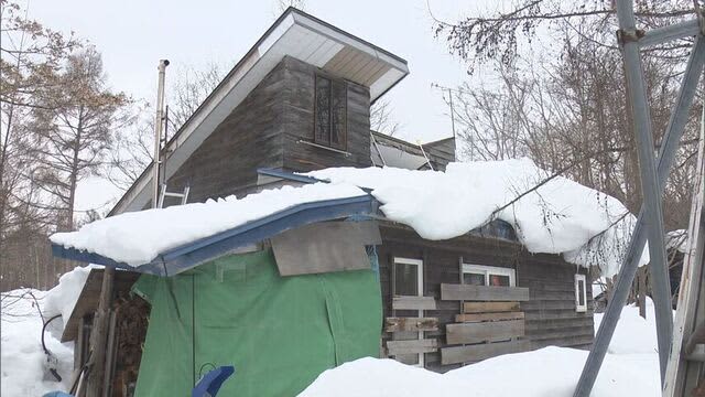 雪下ろし中に別の屋根から落下した雪に巻き込まれたか　住宅屋根で男性が死亡しているのが見つかる　岩見沢