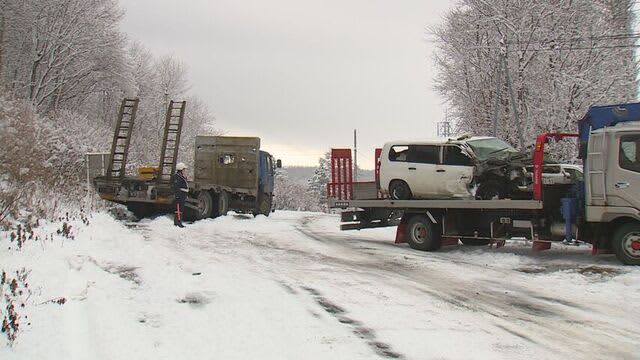 大型トラックとライトバンが衝突　ライトバンの男性2人を病院搬送　当時路面は圧雪アイスバーン　厚真町