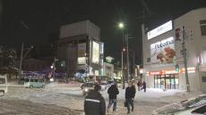 札幌は3日間の大雪で地面が見えていた歩道が一面真っ白に　路肩の雪山も高さ約3倍に　札幌・北区から中継