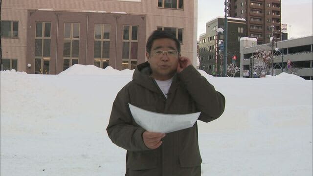 除雪追いつかず　スタックして放置された車も　記録的な大雪となった帯広市中心部から中継