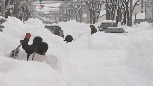 あちこちで車がスタック　記録的大雪から一夜‥帯広では生活への影響続く