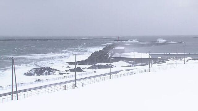 強い雪や風が吹き荒れ　路面状況も悪く…　暴風雪警報が出ている留萌市内から中継