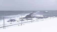 強い雪や風が吹き荒れ　路面状況も悪く…　暴風雪警報が出ている留萌市内から中継