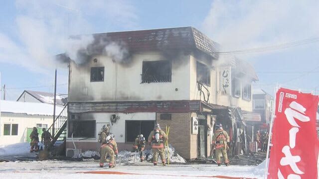 ラーメン店が入る建物から火　店舗兼住宅ほぼ全焼　2階に住む30代男性が喉の痛み訴え病院搬送　千歳市