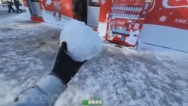 「見たかこいつら低レベルだ」外国人動画配信者　さっぽろ雪まつり会場でスタッフの顔に雪玉投げつける