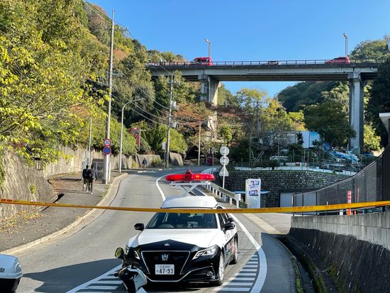 ダンプカーと普通乗用車が衝突　のり面に転落し３人が病院搬送　広島市安佐南区