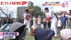 来シーズンに鋭気　カープ選手と園児がもちつき