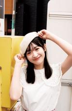 櫻坂46・小島凪紗、ノースリーブシャツで爽やかなグラビア披露