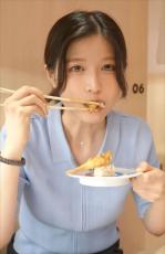 大人気“美女YouTuber”八田エミリ、“透明感すごすぎ”食事姿に騒然「ここまで綺麗な人なかなかいない」