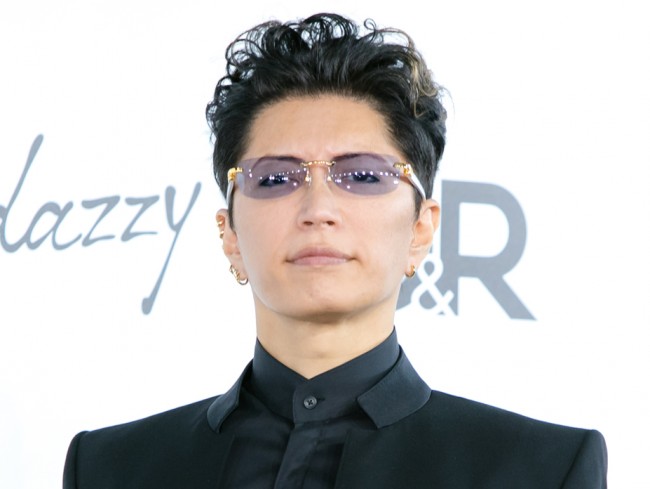 GACKT、朝倉未来のパンチを腹筋で受け止める「鉄板入ってます？」