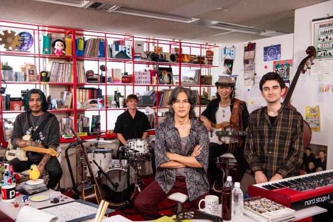 稲葉浩志、NHK『tiny desk concerts JAPAN』レギュラー放送初回に登場！