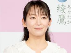 吉岡里帆、番組オフショットで「芸人の腕より顔が小さい」と話題に