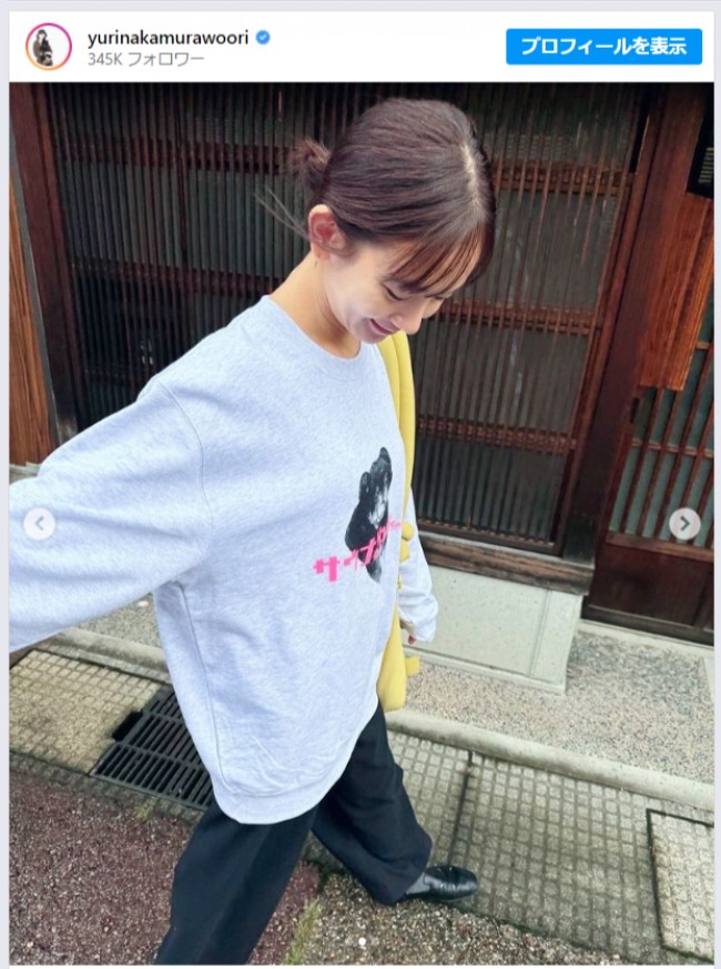 42歳美人女優、友人特製Tシャツ姿がキュート！　「ギャップが可愛い」と絶賛の声