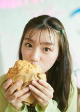 日向坂46・佐々木美玲、ハンバーガー頬張るキュートなカット「全部ペロっと食べちゃいました！」