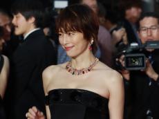 米倉涼子、デコルテ輝くドレス姿　岸部 一徳とレッドカーペット歩く＜第37回東京国際映画祭＞