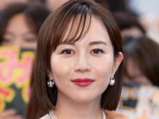 比嘉愛未、美脚大賞2024に輝く　超ミニ丈スカートのおみ足にファン「脚はもちろん全て綺麗です」