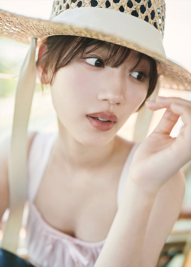 日向坂46・佐々木美玲1st写真集『陽射しのパレード』、ナチュラルな美しさが際立つ麦わら帽子×ピンクワンピカット解禁！