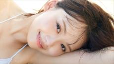 日向坂46・濱岸ひよりのピュアな白ビキニ姿がまぶしい！　1st写真集『もしも』“水着”カット公開