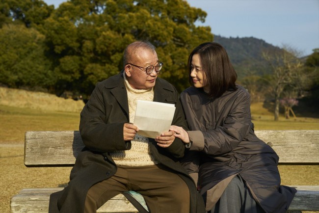 笑福亭鶴瓶＆原田知世演じる夫婦、2人の若かりし頃を演じる重岡大毅＆上白石萌音も！　『35年目のラブレター』場面写真12点解禁