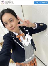 クロちゃんの彼女リチ、チェックのミニスカ制服ショットに反響「かわいい」