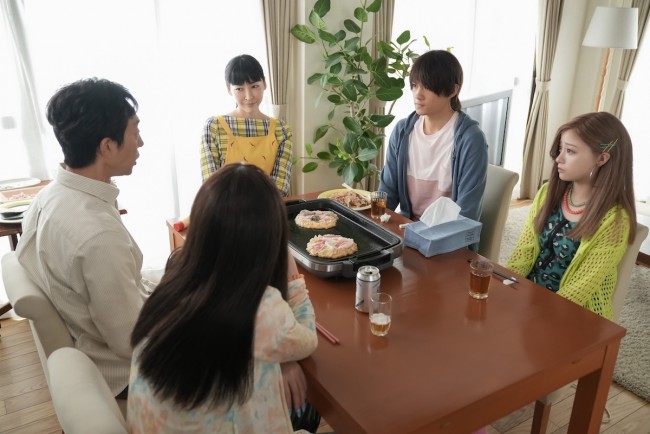 明日の『おむすび』“結”橋本環奈、“翔也”佐野勇斗を連れて家族でお好み焼きを食べる