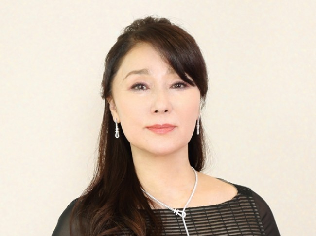 浅野ゆう子、ダンディな“旦那さま”との密着ショットに反響集まる「感動のツーショット」