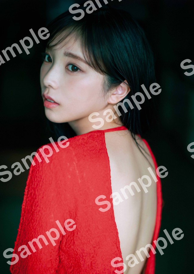 乃木坂46・与田祐希、美背中あらわ！　3rd写真集より大胆赤ドレス姿の特典ポスター公開