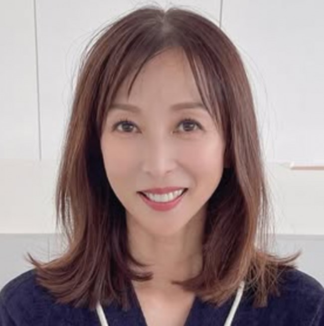 “26年ぶりのグラビア”話題・かとうれいこ、55歳の近影に衝撃「美人すぎ」「スタイル抜群」