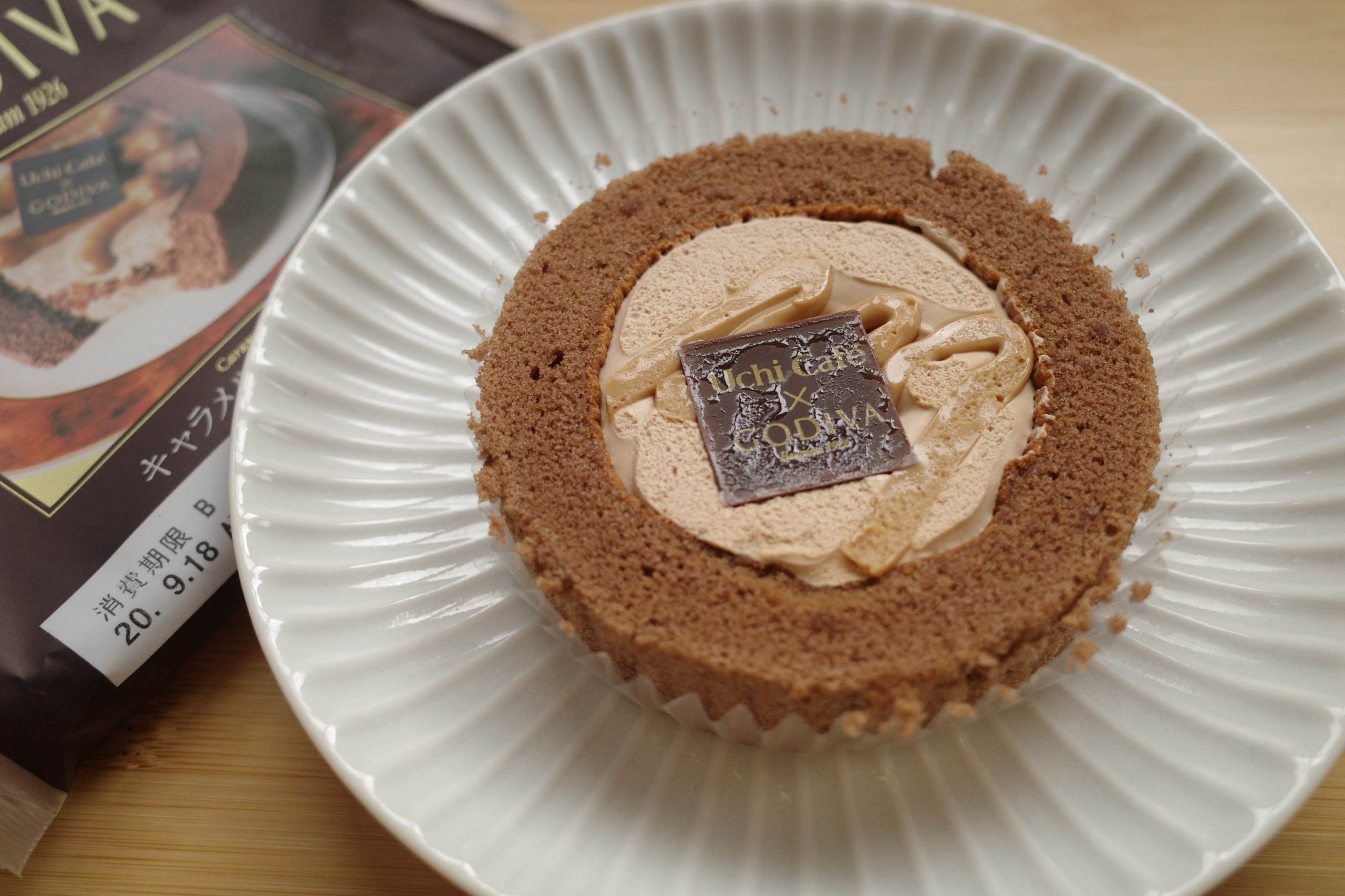 【ローソン新商品ルポ】リッチなチョコと楽しい食感のショコラケーキ「Uchi Café×GODIVA　キャラメルショコラロールケーキ」
