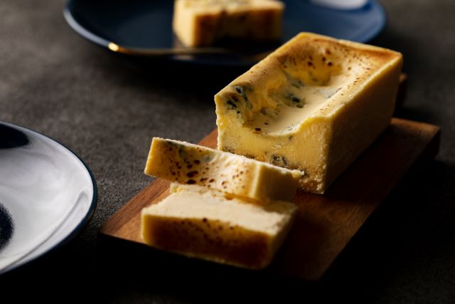 生ブルーチーズケーキ専門店からブルーチーズ150％増量した「濃い青」が登場！ | News