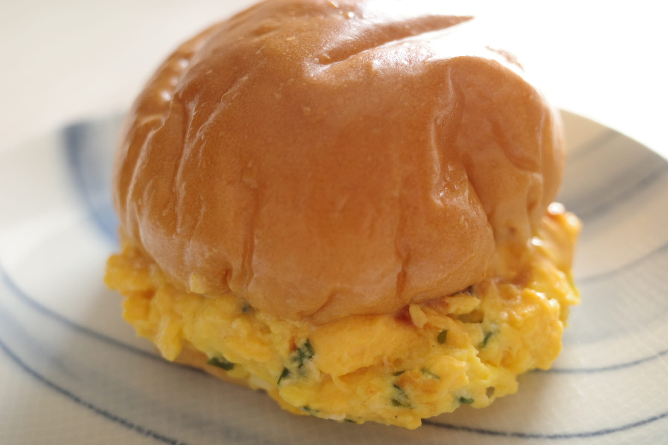 【ローソン新商品ルポ】とろとろふわっふわの新食感サンドイッチ「とろとろTAMAGOバーガー(デミグラス)」