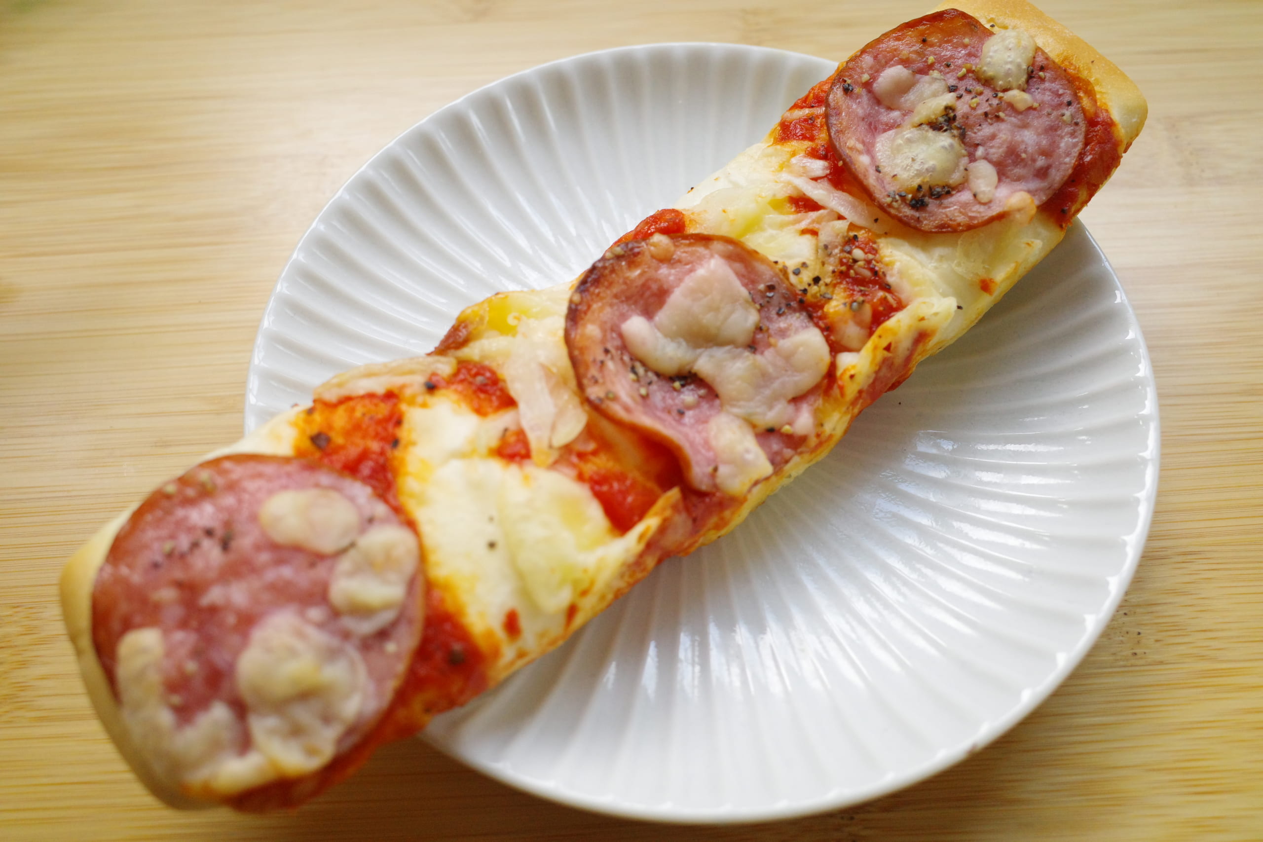 【セブン-イレブン新商品ルポ】朝食やおつまみにも合う！本格ピザパン「ピリ辛トマトのソースとサラミのスティック」