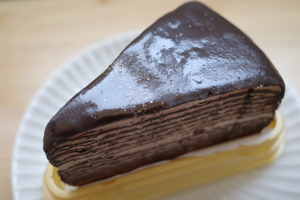 【セブンイレブン新商品ルポ】チョコ好き必食！リッチなケーキ「７プレミアム　生チョコミルクレープ」
