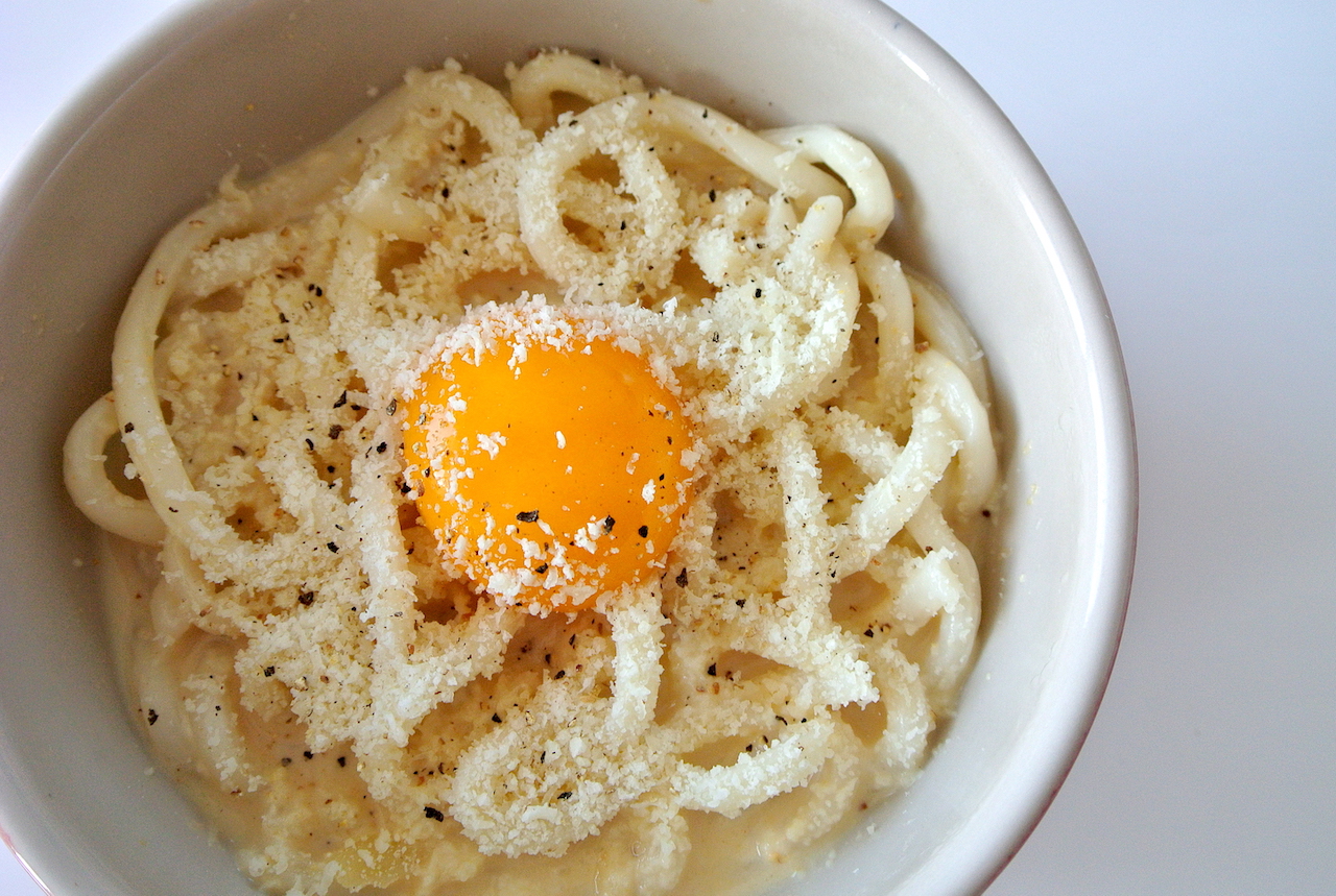 【簡単レシピ】肉なしでも満足！レンジdeカルボナーラ風「クリーミースープうどん」