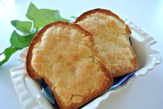 【簡単アレンジレシピ】バターがジュワ〜ッ、食パンで作る至福の「メロンパン風トースト」