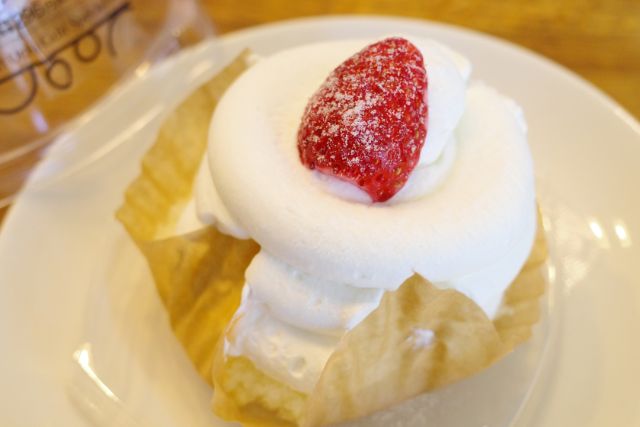 【ローソン新商品ルポ】たっぷりクリームを楽しむ！「Uchi Café Spécialité　絹白クリームの苺ショート」