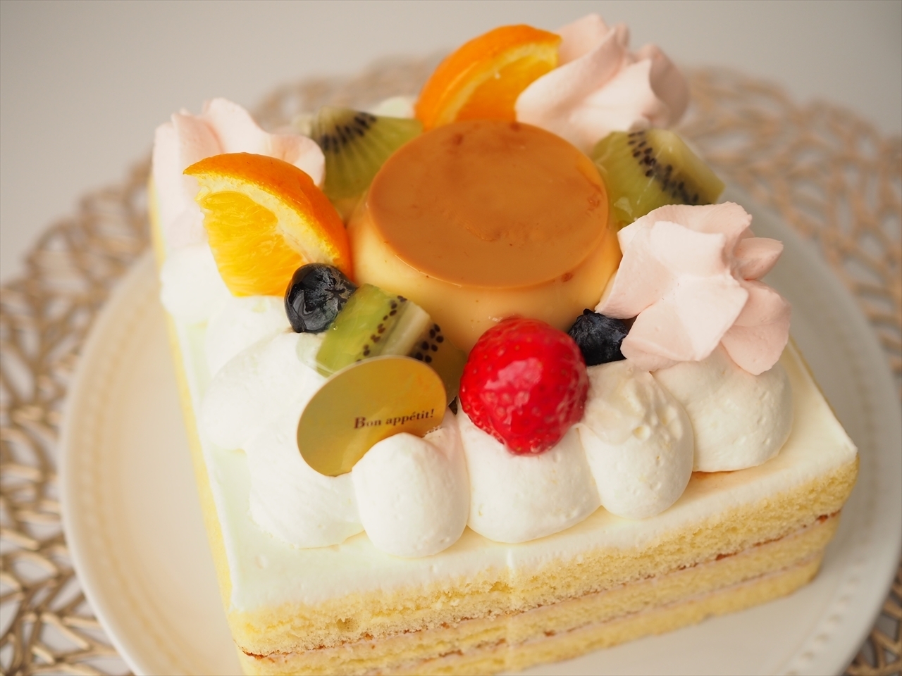 【シャトレーゼ新商品ルポ】ケーキの上にはプリン！「フルーツのプリンキューブデコレーション」