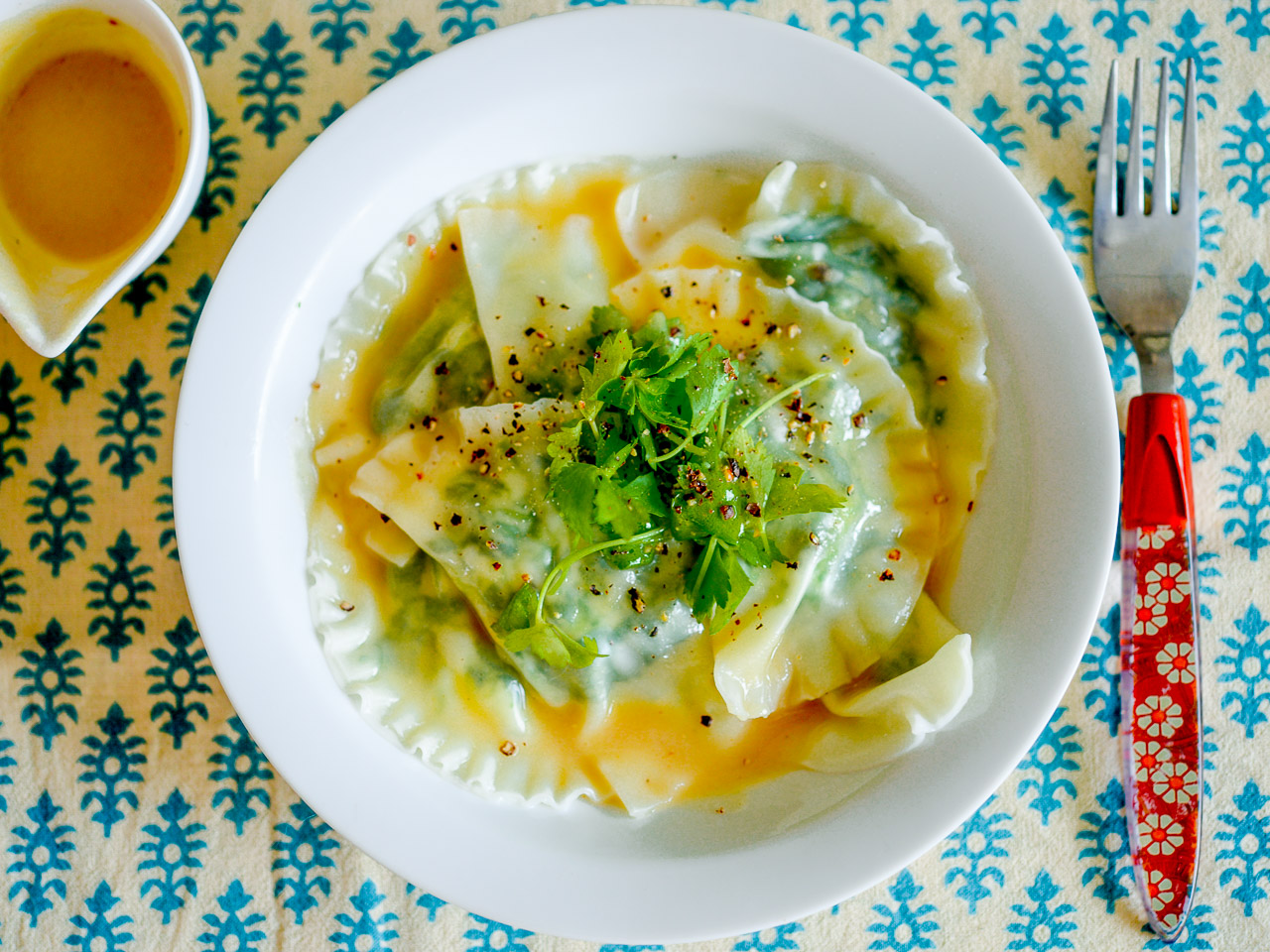 材料ほぼ3つ！簡単うまい昼レシピ【8】ポーランドのピエロギ風茹で餃子はバターソースで！