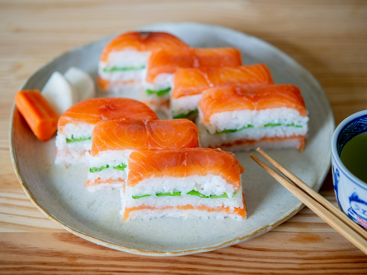 材料ほぼ3つ！簡単うまい昼レシピ【14】スモークサーモンのさわやか押し寿司をタッパで作る！