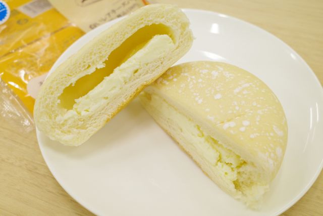 【ファミリーマート新商品ルポ】夏にぴったり！さわやかな酸味と甘味のもっちりパン「白いレアチーズパン」