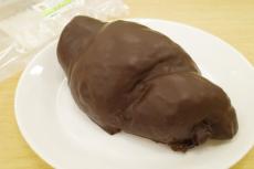 【セブン-イレブン新商品ルポ】チョコ好きにはたまらない！巻き込みチョコを楽しむ菓子パン「バトンチョコクロワッサン」