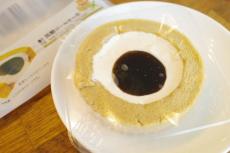 【ローソン新商品ルポ】もちっと弾力のある黒糖ゼリーが入った！「黒糖ロールケーキ(沖縄県産黒糖の黒蜜使用)」