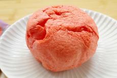 【セブン-イレブン新商品ルポ】つぶつぶ苺果肉入り！あふれるクリームがたまらない「もっちりいちごレアチーズシュー」
