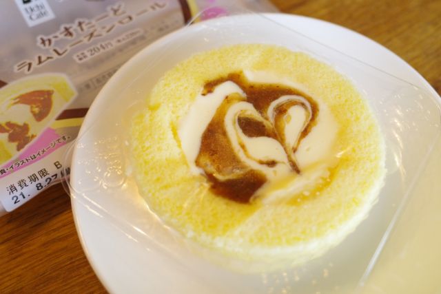 【ローソン新商品ルポ】ふわっと広がるラムの香り！大人な味わいのロールケーキ「Uchi Café×八天堂　かすたーどラムレーズンロール」